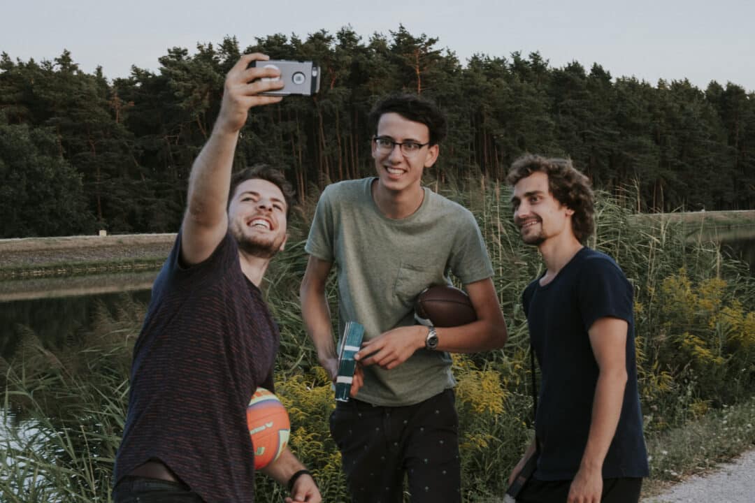 Gruppe von jungen Männern, die ein Selfie machen